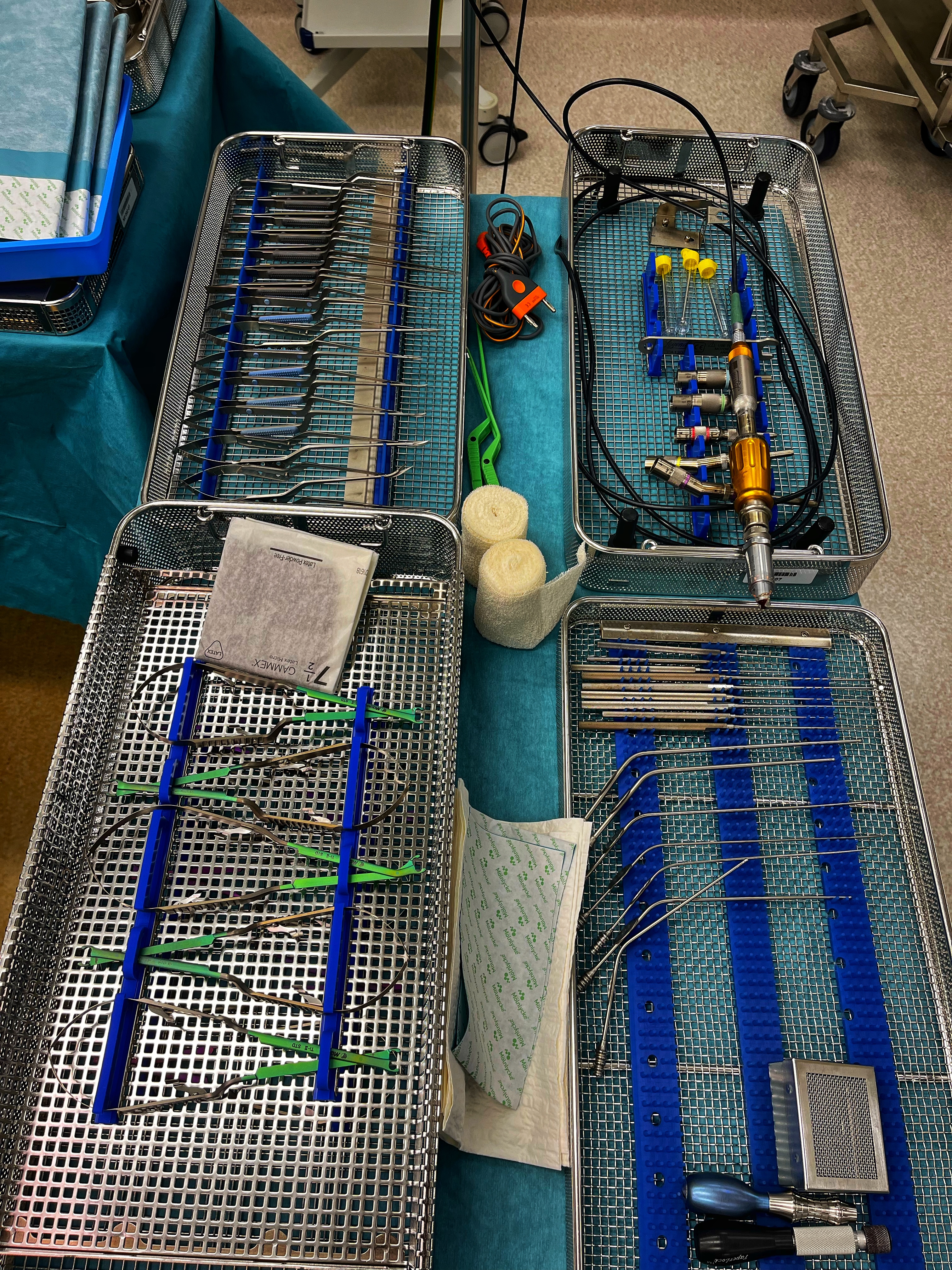 Voor het werk onder de microscoop hebben we diverse micro-instrumenten klaarliggen
