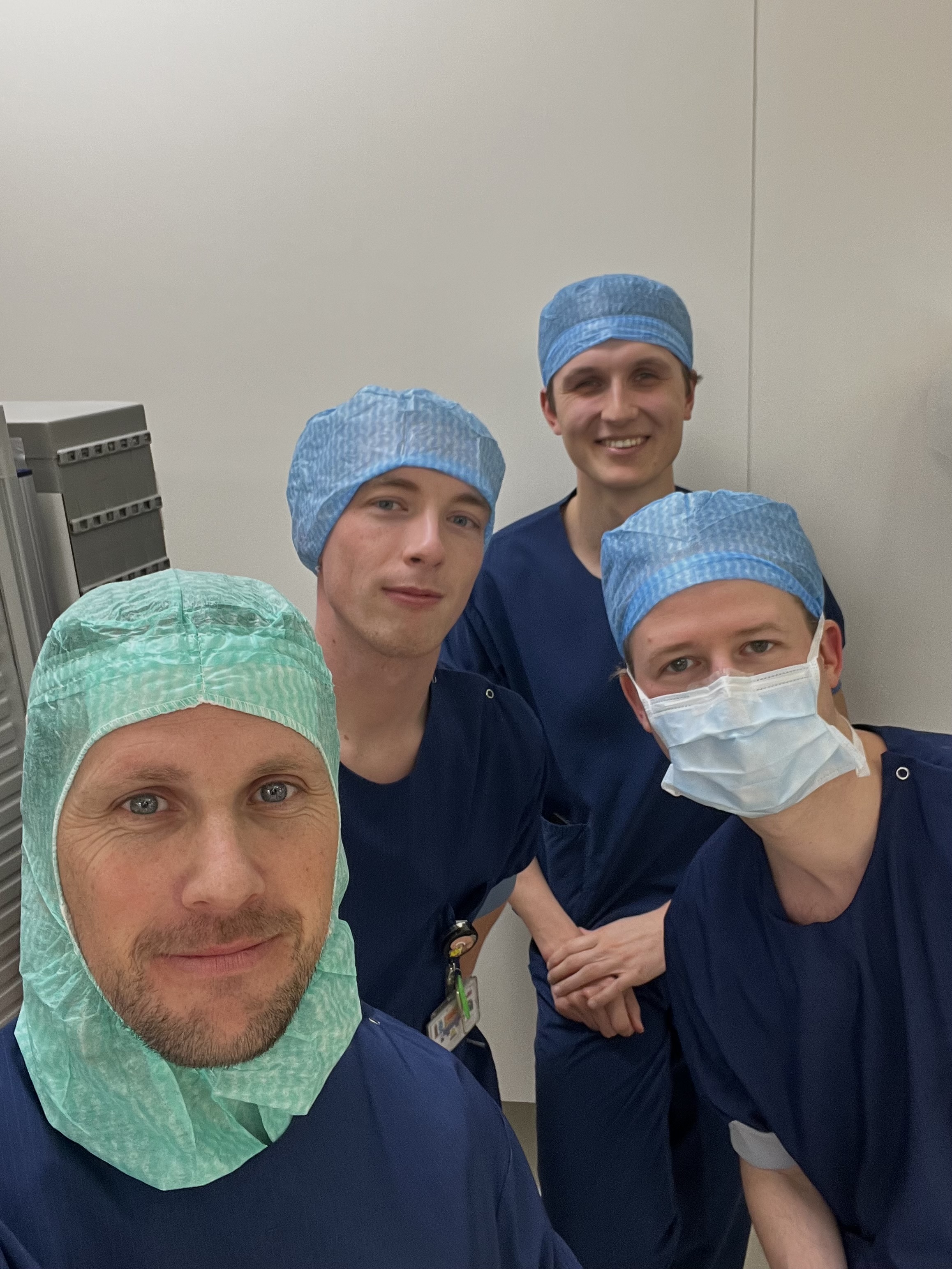 In de nacht opereren we ook nog een patiënt met een hersenbloeding. Ondanks het tijdstip, zijn we er als team klaar voor!
