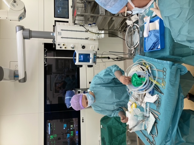 De dienst begint direct al met een operatie, dat doen we samen met leergierige jonge dokters!