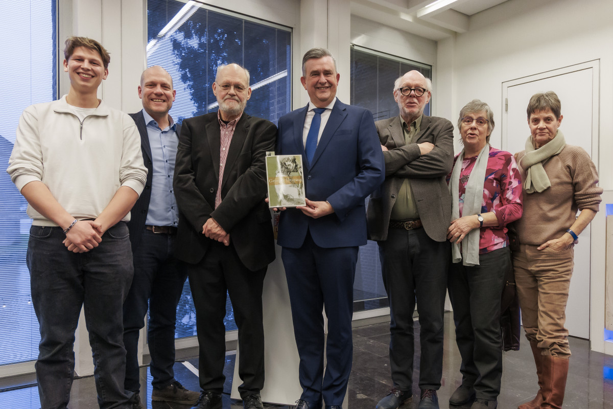 Samen praten over oorlogstrauma Het symposium, in de mooie statenzaal, bracht deskundigen en bezoekers samen om te praten over de gevolgen van oorlog voor verschillende generaties. Een van de sprekers noemde het symposium “een hele mooie gelegenheid om maatschappelijk te verbinden.” Er werden belangrijke onderwerpen besproken, zoals hoe trauma mensen kan raken, ook lang na een oorlog. Daarnaast ging het over veerkracht en hoe mensen met hun ervaringen anderen kunnen helpen.  Drs. Rik Vanmolkot, de curator v