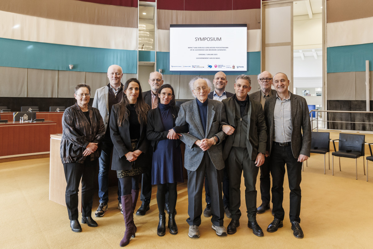 Samen praten over oorlogstrauma Het symposium, in de mooie statenzaal, bracht deskundigen en bezoekers samen om te praten over de gevolgen van oorlog voor verschillende generaties. Een van de sprekers noemde het symposium “een hele mooie gelegenheid om maatschappelijk te verbinden.” Er werden belangrijke onderwerpen besproken, zoals hoe trauma mensen kan raken, ook lang na een oorlog. Daarnaast ging het over veerkracht en hoe mensen met hun ervaringen anderen kunnen helpen.  Drs. Rik Vanmolkot, de curator v